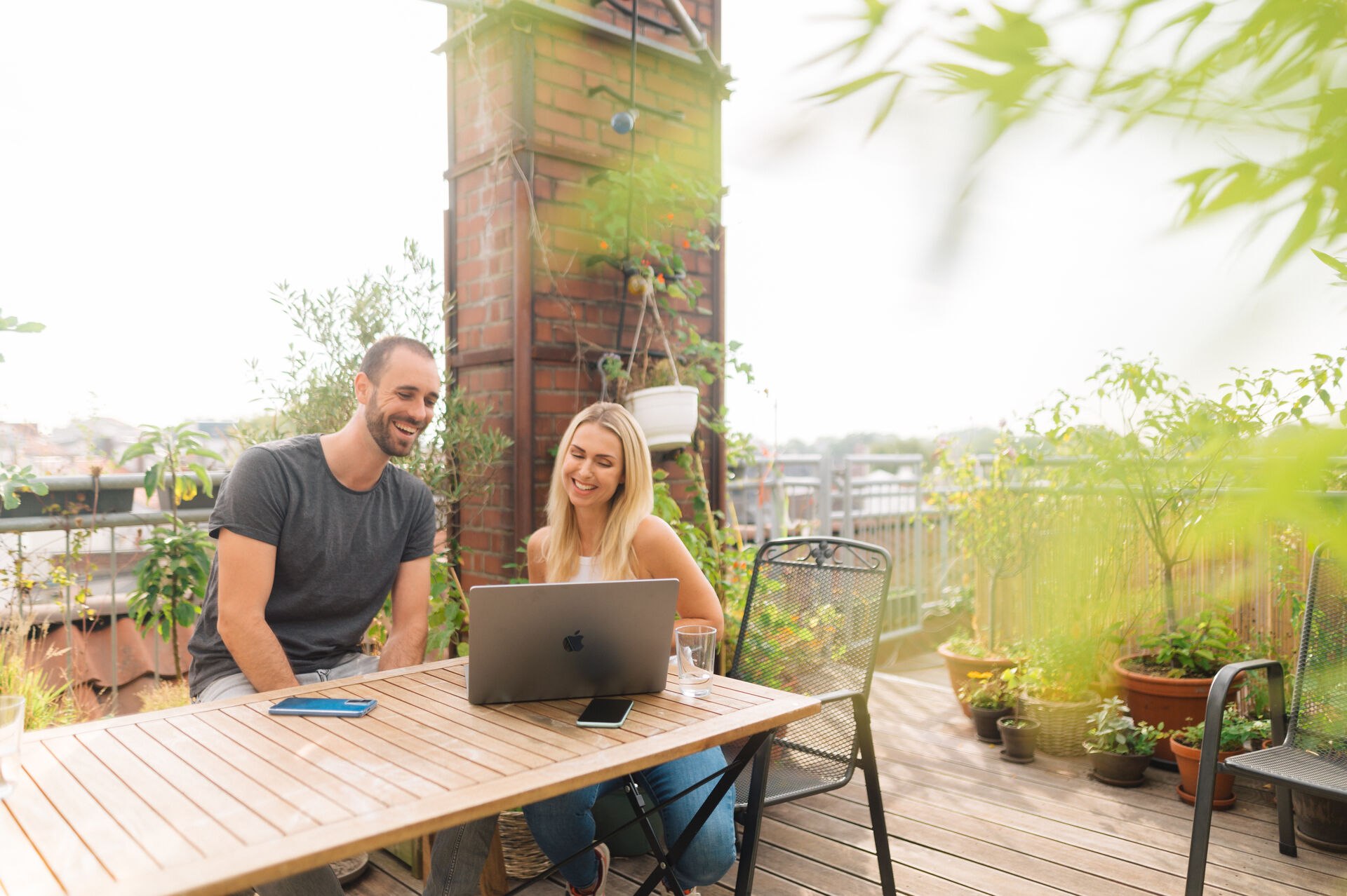 Mann und Frau schauen in einen Laptop