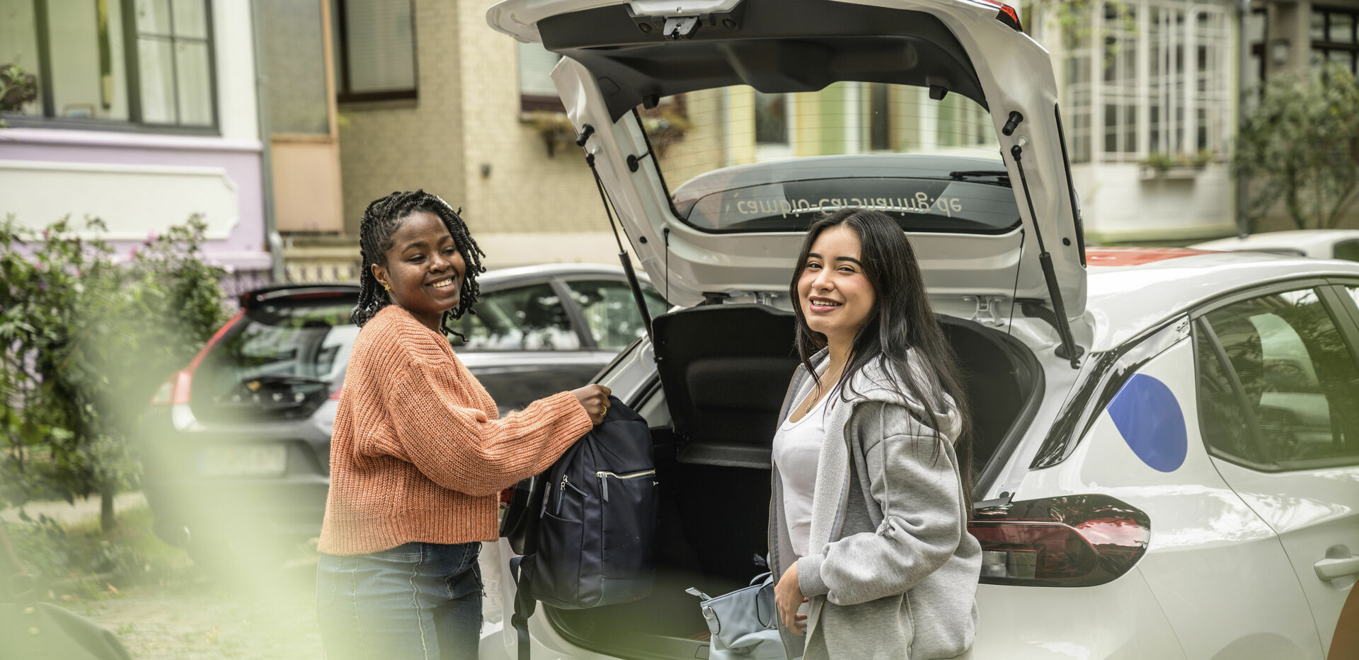 Zwei junge Frauen am cambio-Auto.