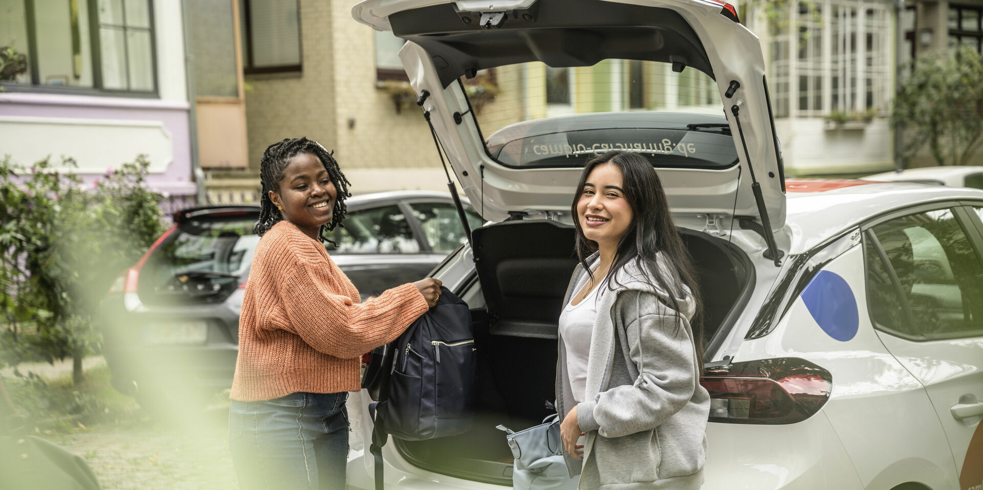Zwei junge Frauen am cambio-Auto.