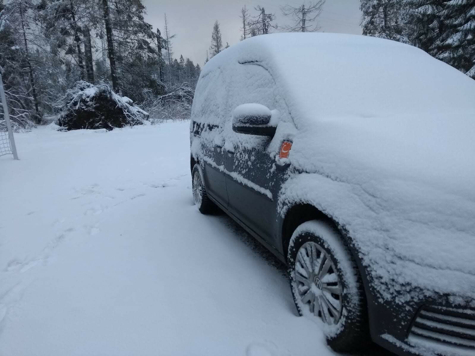 cambio-Auto im Schnee