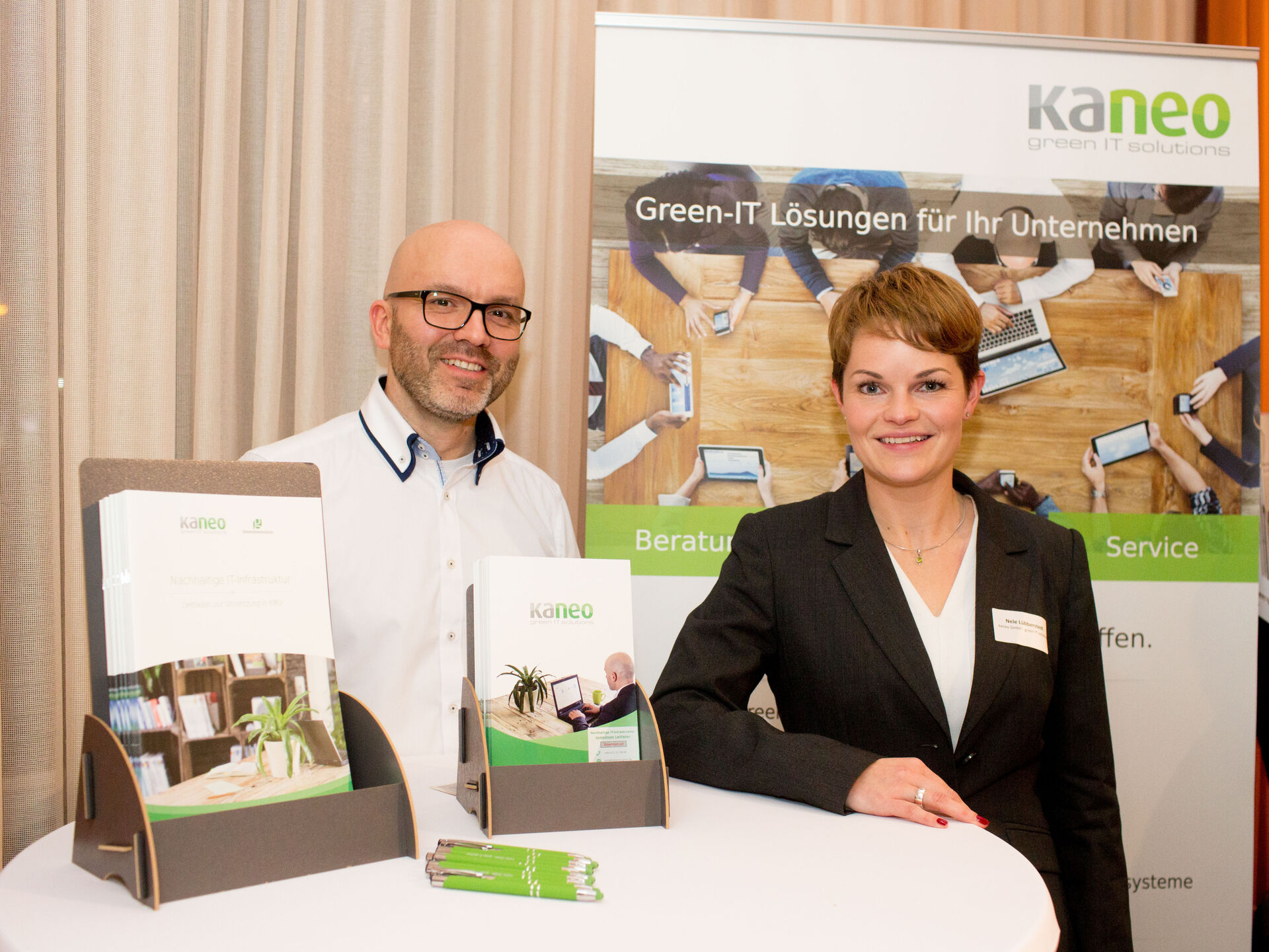 Nele Kammlott von kaneo IT green solutions und Kollege
