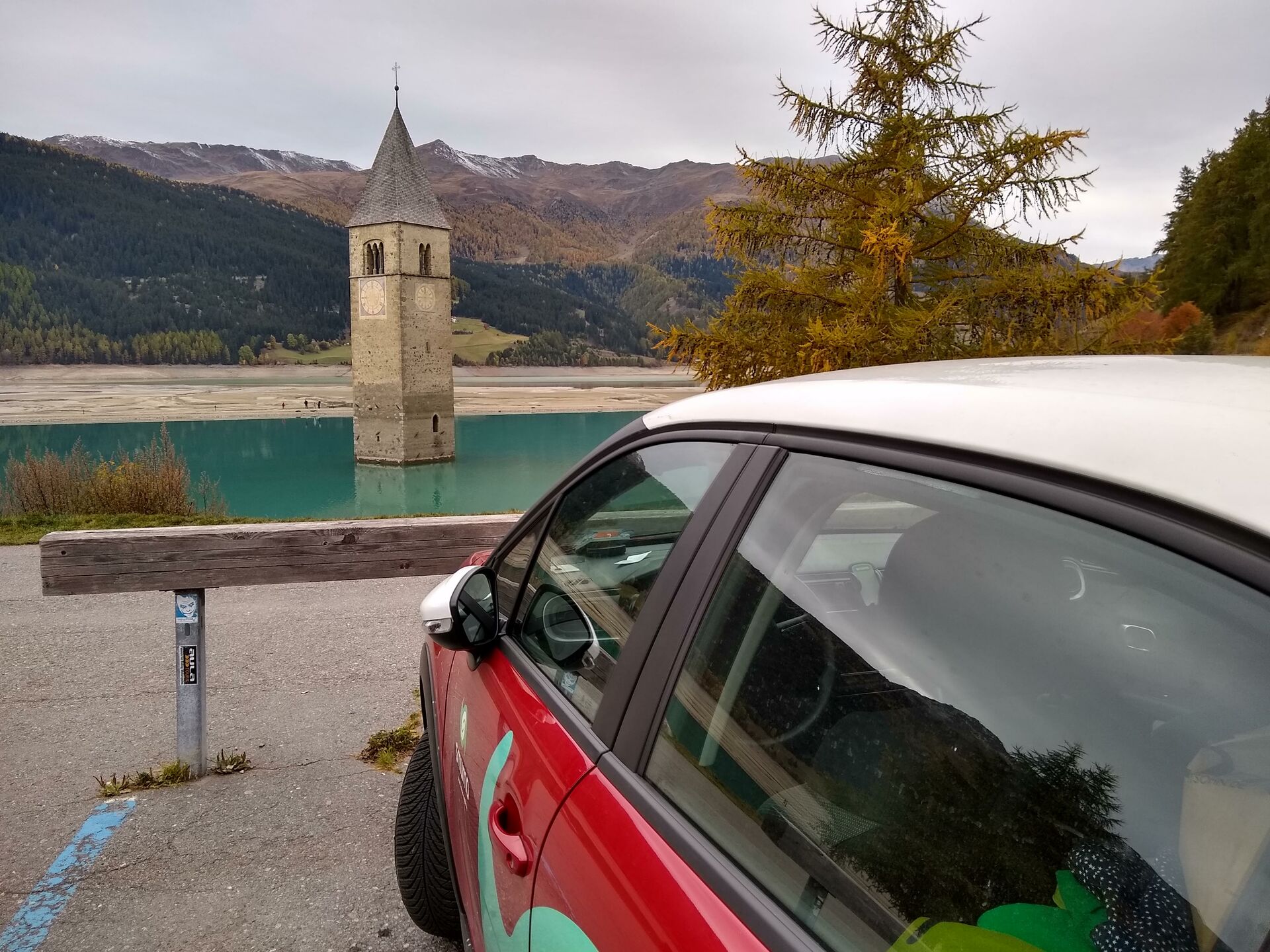 smumo-Auto am Reschensee in Südtirol