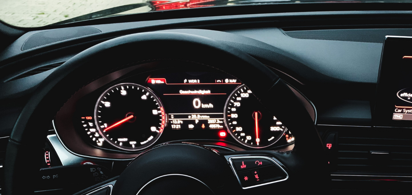 Blick auf das Cockpit im Auto. Mehrere Warnlampen leuchten.