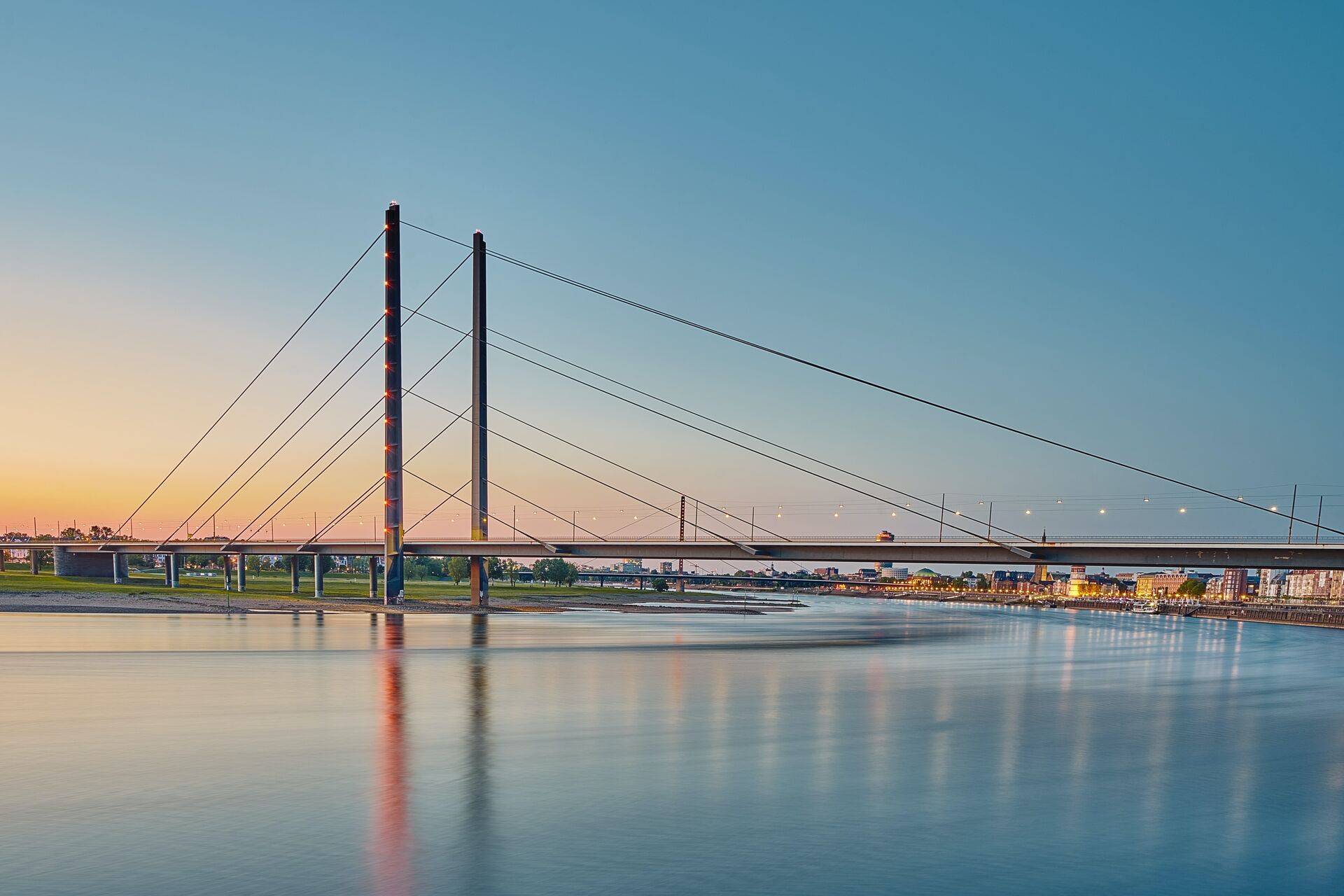 Die Reihnkniebrücke während der Dämmerung bei blauem Himmel