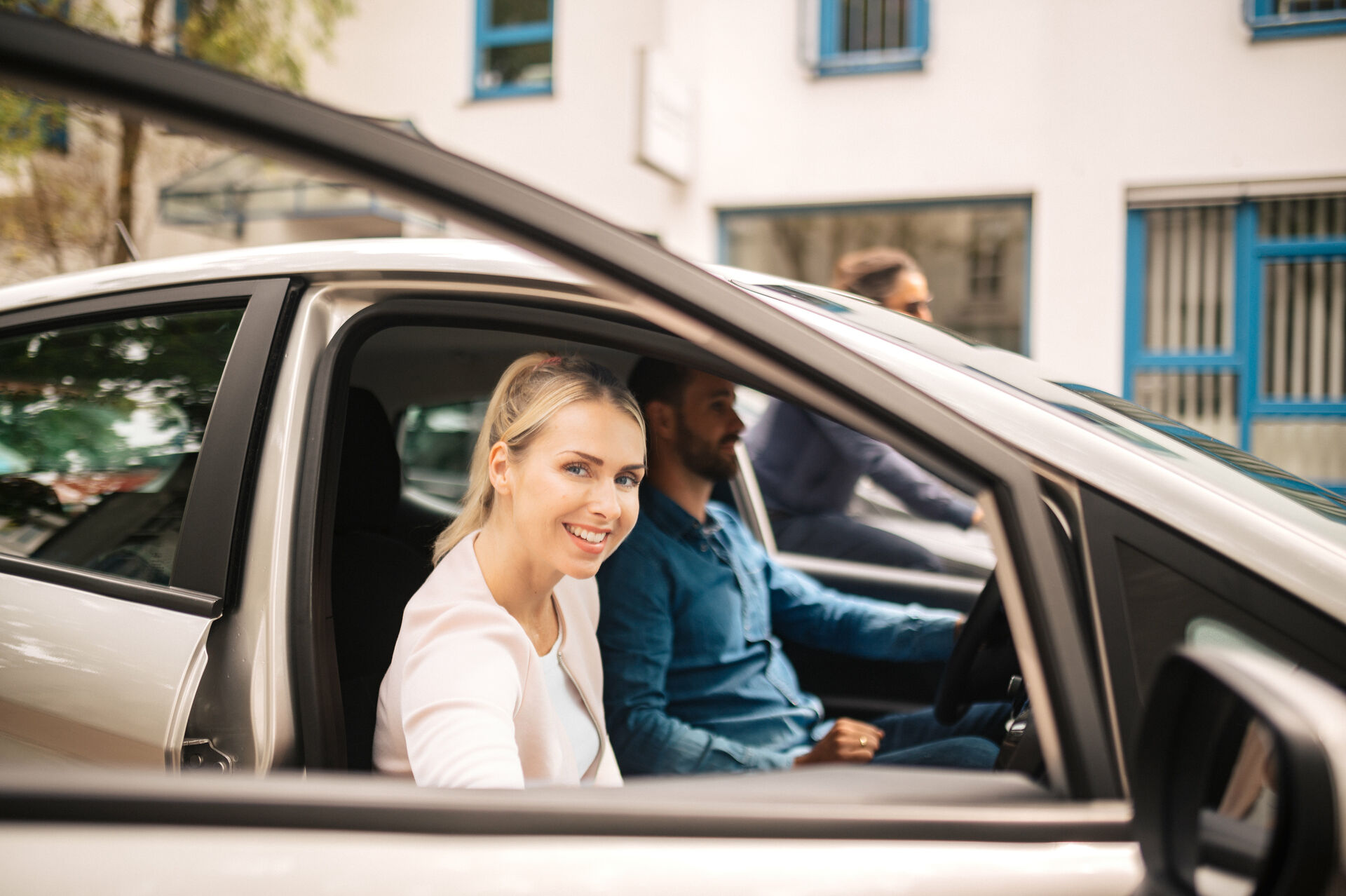 Mann und Frau sitzen im Auto