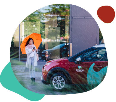 Frau mit orangenen Regenschirm neben rotem Auto mit "smumo" Schriftzug 