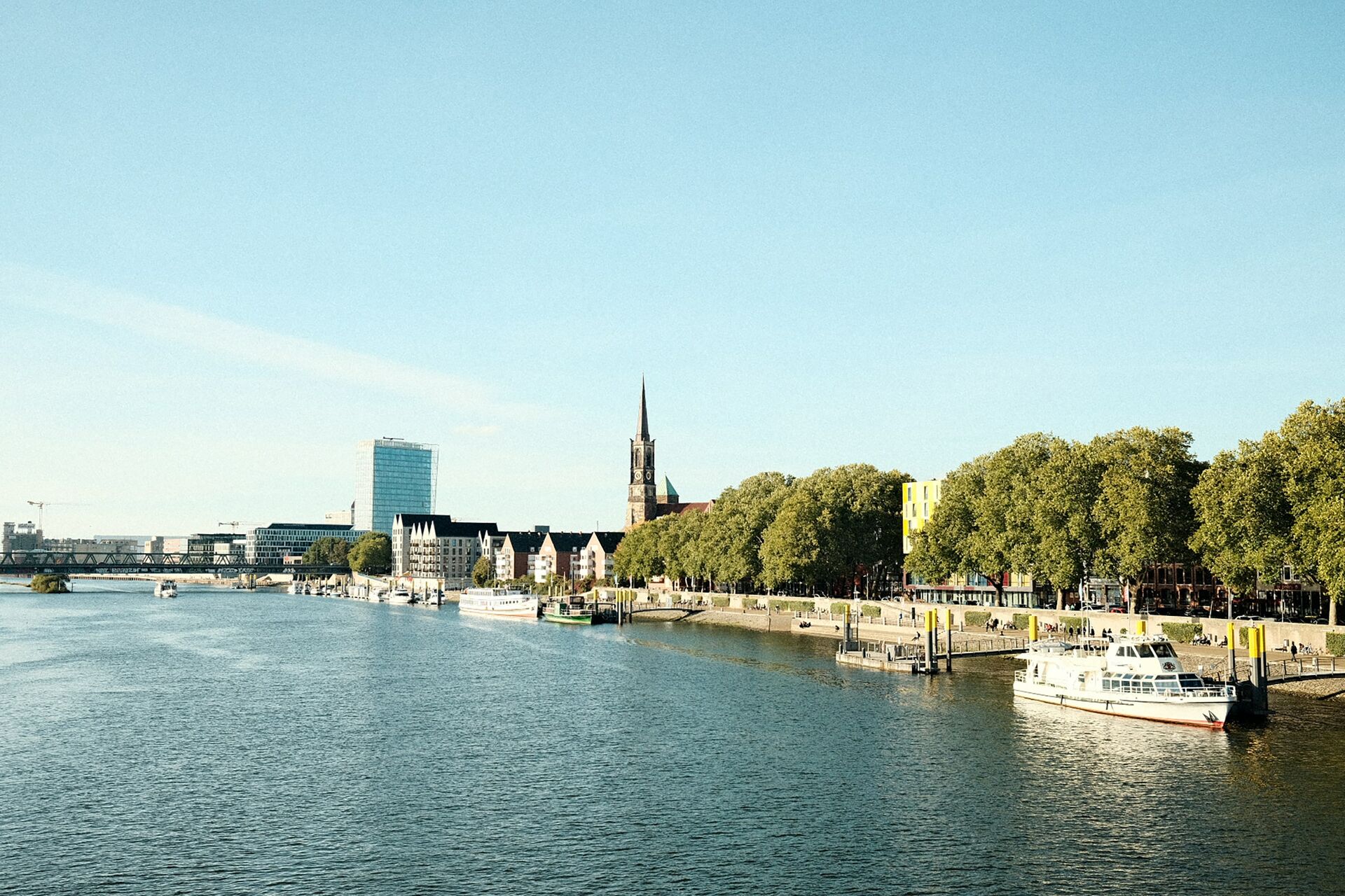 Blick auf die Weserpromenade in Bremen