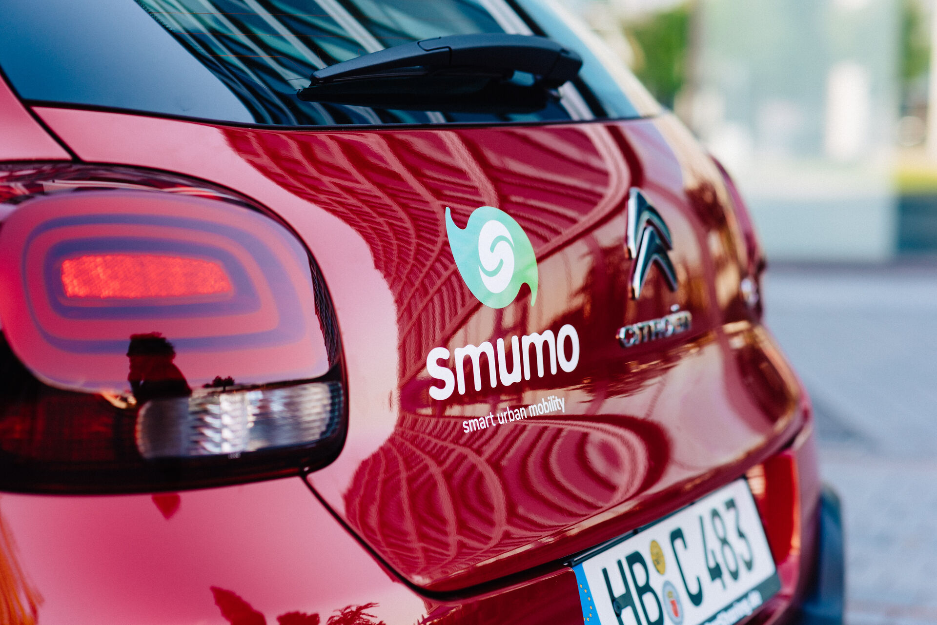 Rotes Auto mit Schriftzug smumo