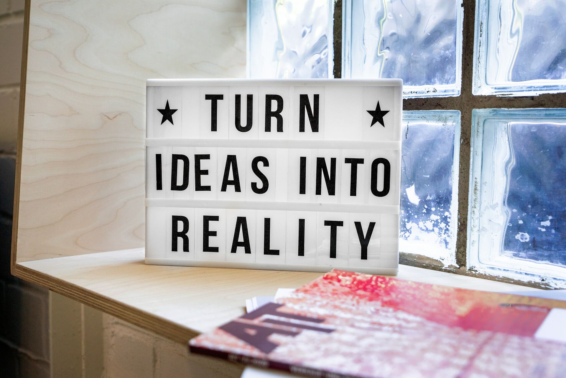 Leuchtkasten mit Aufschrift Turn Ideas into reality